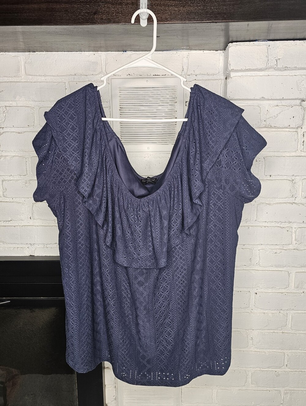 22/24 Women’s Navy Eyelet Ruffle Sleeve Top